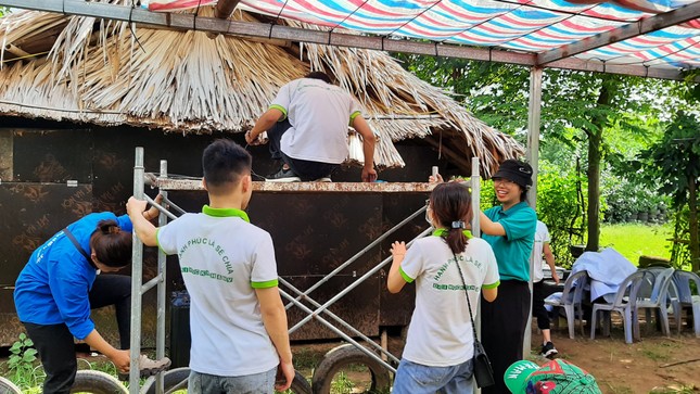 Mang Trung thu yêu thương tới xóm chài nghèo ở Hà Nội ảnh 1