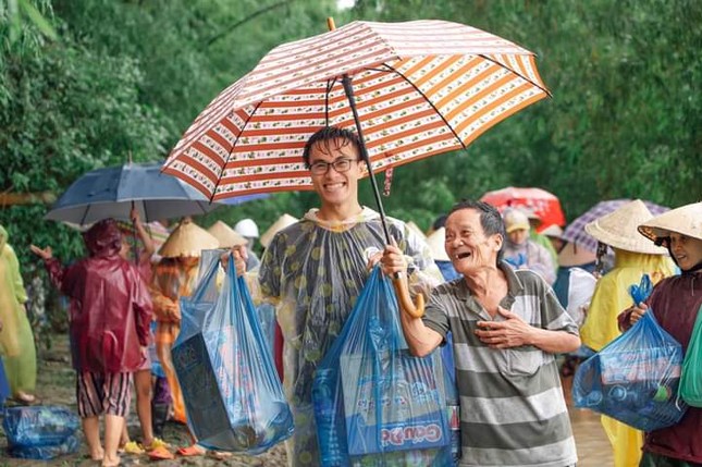 Hành trình 30 ngày băng rừng, lội lũ đồng hành cùng bà con miền Trung ảnh 4