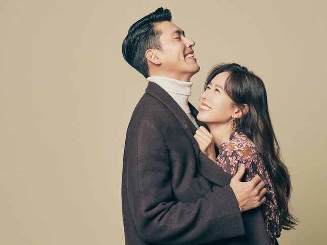 Son Ye Jin đón tuổi 39 ngập hoa và quà, fan tái hiện khoảnh khắc 'hạ cánh nơi anh' ảnh 6