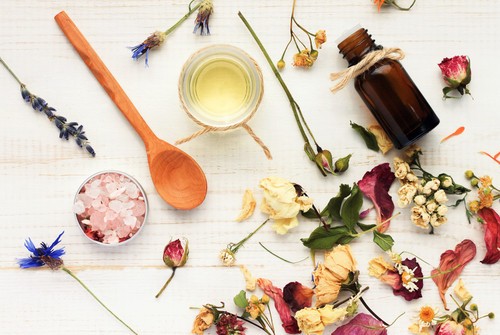 Không chỉ tối giản nhà cửa, quần áo, giới trẻ còn đang tối giản làm đẹp ảnh 1