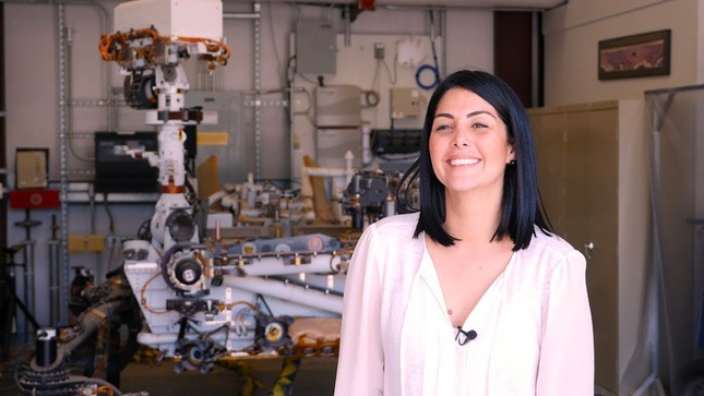 Đến Mỹ với 300 đô la, cô gái trở thành kỹ sư NASA ảnh 2