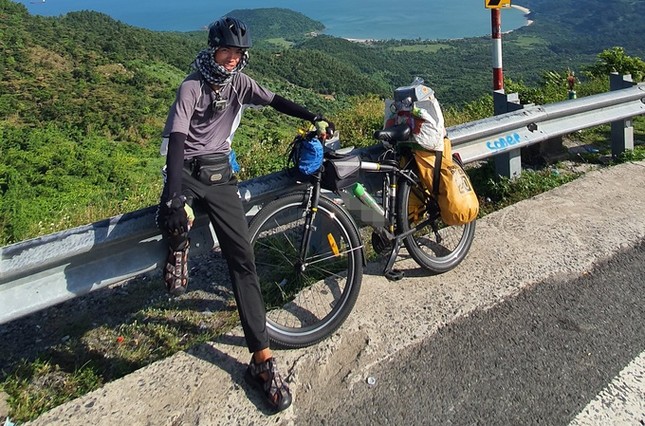 Chàng trai chở thùng rác đi phượt xuyên Việt muốn đạp xe khắp các châu lục ảnh 2