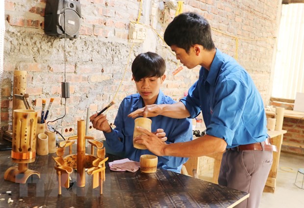Thanh niên dân tộc Thái khởi nghiệp thành công từ đèn ống tre ảnh 3