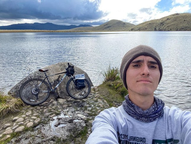 Chàng trai 19 tuổi đạp xe qua 14 nước trong hơn 500 ngày ảnh 4
