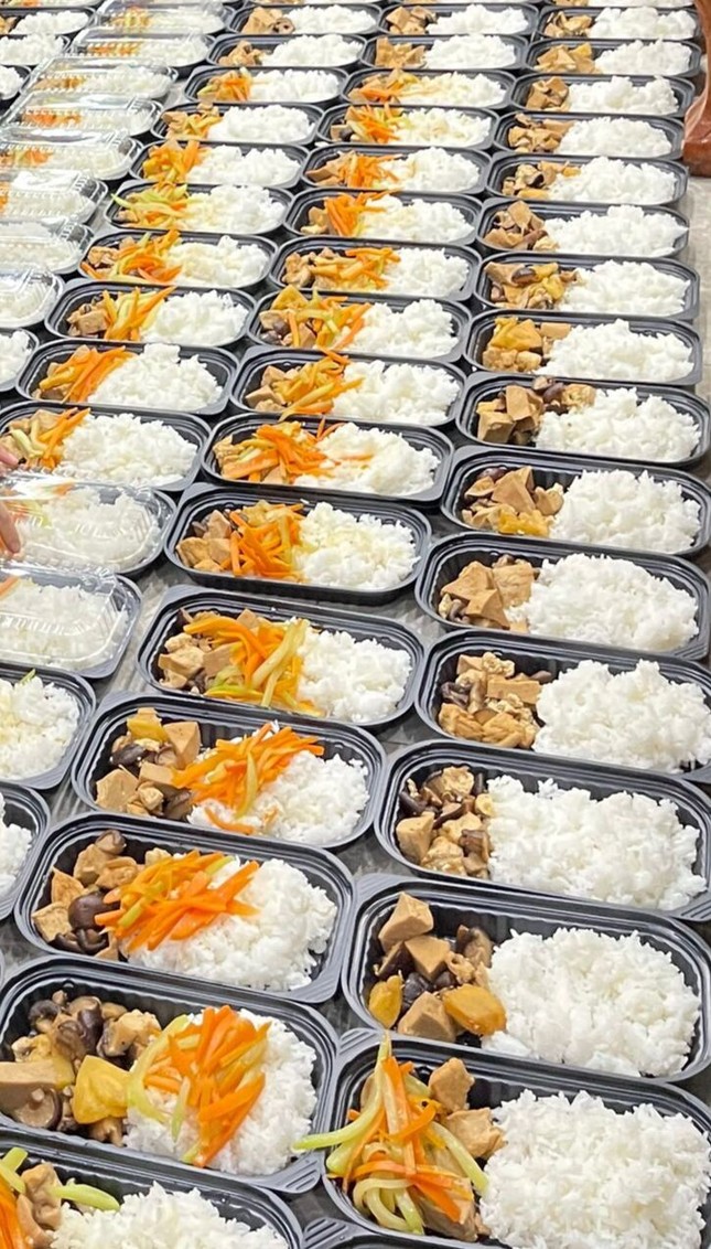 Ấm lòng những suất cơm 0 đồng của nhóm bạn sinh viên ở TPHCM ảnh 3