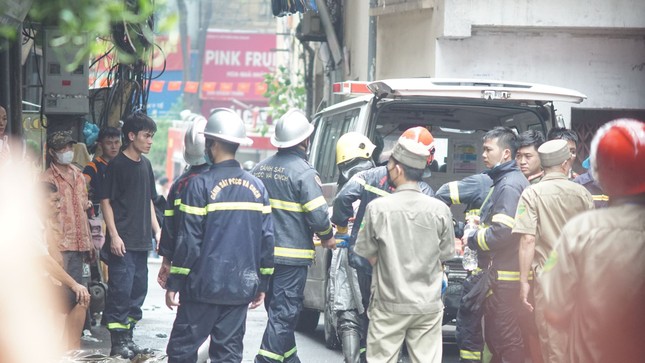 Cháy lớn trong ngõ Thổ Quan, đưa thi thể 3 người ra ngoài ảnh 3