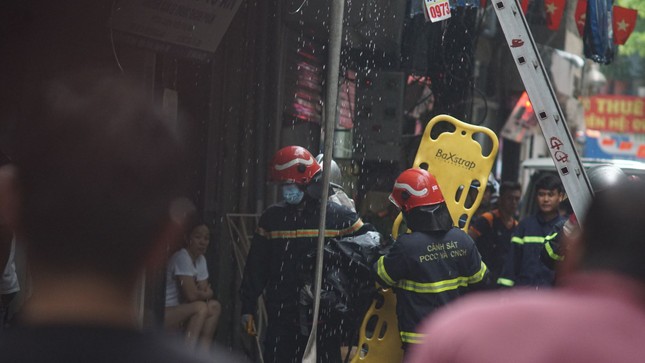 Cháy lớn trong ngõ Thổ Quan, đưa thi thể 3 người ra ngoài ảnh 7