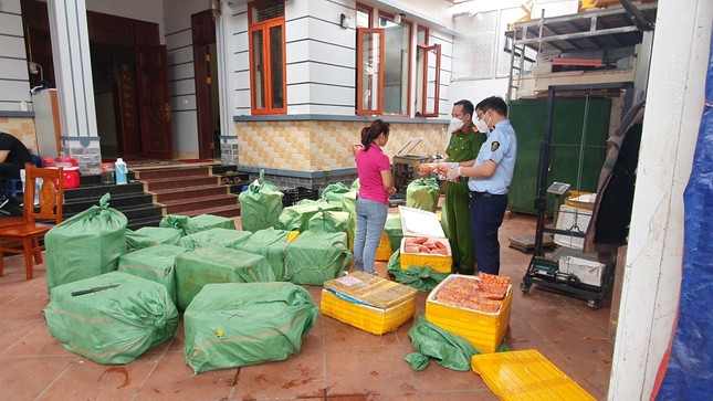 Sử dụng nguyên liệu hết hạn, cơ sở sản xuất kem bị phạt gần 80 triệu đồng ảnh 1