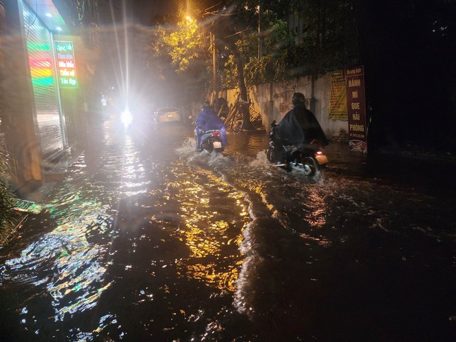 Hà Nội: Mưa lớn gây ngập nhiều tuyến phố ảnh 3