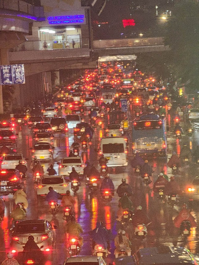 Hà Nội: Mưa lớn gây ngập nhiều tuyến phố ảnh 5