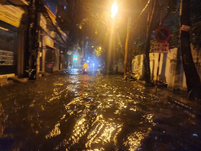 Hà Nội: Mưa lớn gây ngập nhiều tuyến phố ảnh 1
