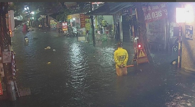 Hà Nội: Mưa lớn gây ngập nhiều tuyến phố ảnh 4