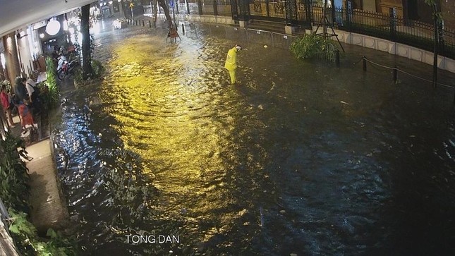 Hà Nội: Mưa lớn gây ngập nhiều tuyến phố ảnh 2