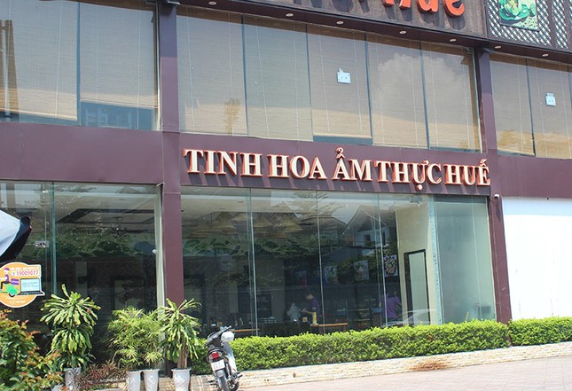 Hàng quán vẫn mở cửa đón khách sau lệnh cưỡng chế mương Nghĩa Đô ảnh 4
