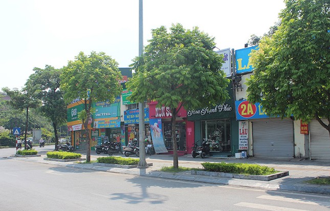 Hàng quán vẫn mở cửa đón khách sau lệnh cưỡng chế mương Nghĩa Đô ảnh 9