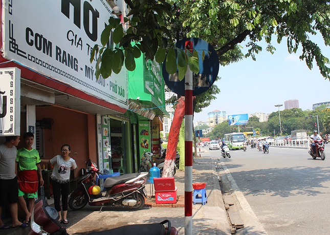 Hàng quán vẫn mở cửa đón khách sau lệnh cưỡng chế mương Nghĩa Đô ảnh 10