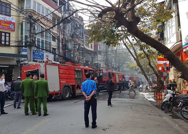 Đốt vàng mã ông Công ông Táo gây cháy nhà phố cổ ảnh 2