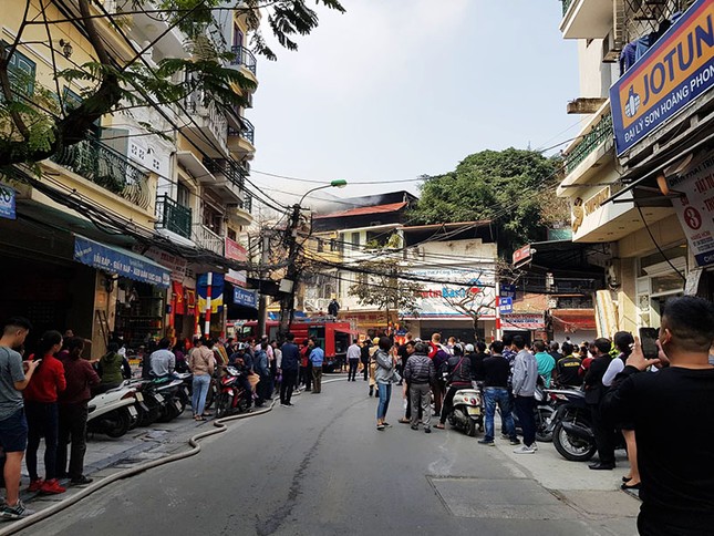 Đốt vàng mã ông Công ông Táo gây cháy nhà phố cổ ảnh 3