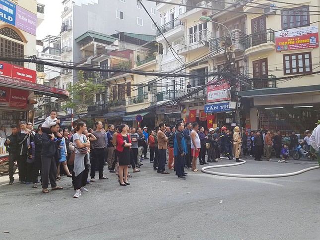 Đốt vàng mã ông Công ông Táo gây cháy nhà phố cổ ảnh 8