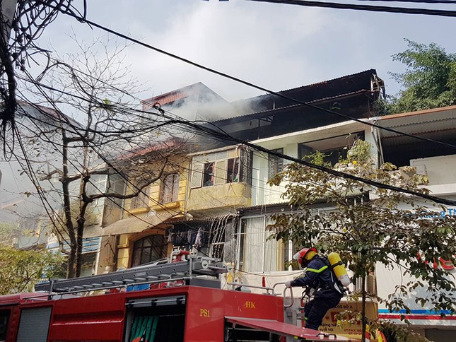 Đốt vàng mã ông Công ông Táo gây cháy nhà phố cổ ảnh 10