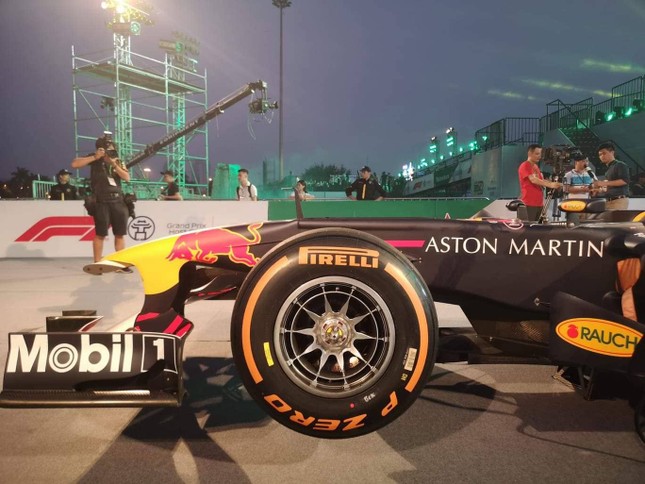 'Quái thú' F1 lăn bánh trên đường đua thử Mỹ Đình ảnh 2