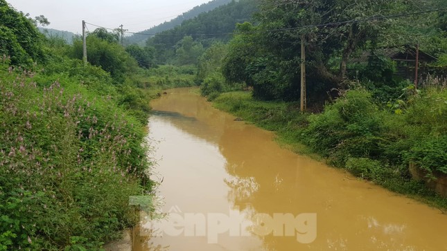 Vạn dân Hà Nội khốn khổ vì nước có mùi lạ: Chất bẩn từ đầu nguồn nước sông Đà? ảnh 2