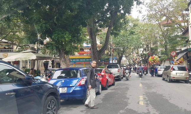 Xử phạt xong, bãi xe tự phát ở Hà Nội tiếp tục 'chặt chém' ảnh 2