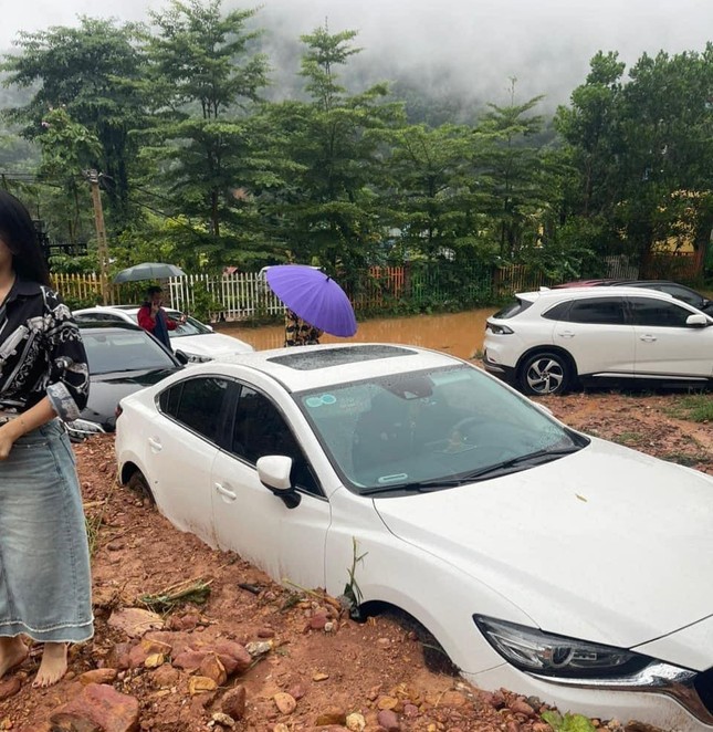 Hà Nội: Lũ quét bất ngờ, nhiều ô tô mắc kẹt ở khu vực Sóc Sơn ảnh 2