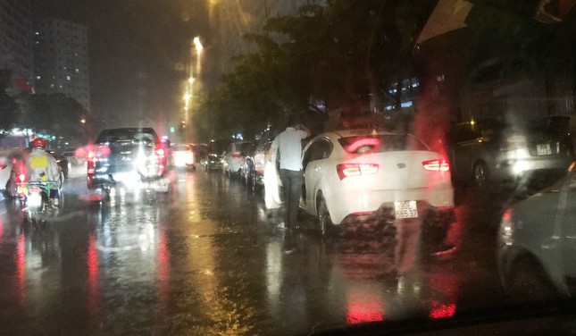 Dân náo loạn vì bãi đỗ xe lớn nhất Linh Đàm bị đóng cửa ảnh 2