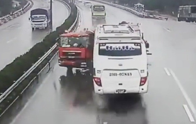 Vụ xe khách đâm xe cứu hỏa: Tài xế xe cứu hỏa non kinh nghiệm? ảnh 1