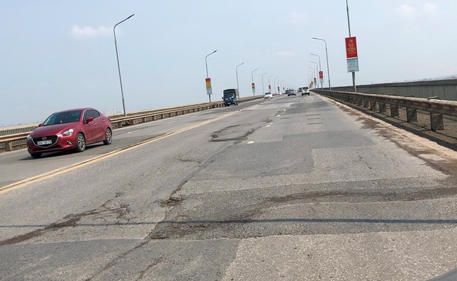 Mặt cầu Thăng Long 'rách tơi tả' sau nhiều lần sửa chữa ảnh 7