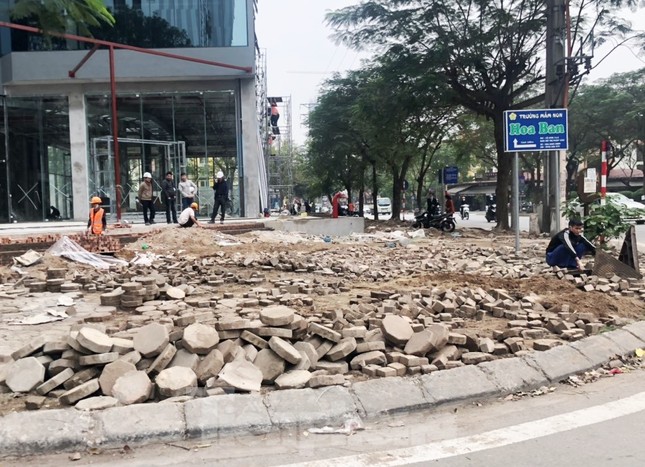 Thanh tra xây dựng lên tiếng vụ tự ý 'băm nát' cả nghìn mét vỉa hè Hà Nội ảnh 1