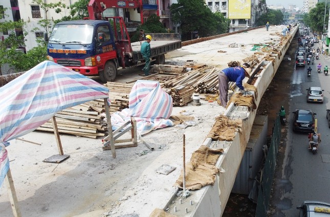 Cầu vượt chữ C Chùa Bộc dỡ rào, tổ chức giao thông để chuẩn bị thông xe ảnh 5