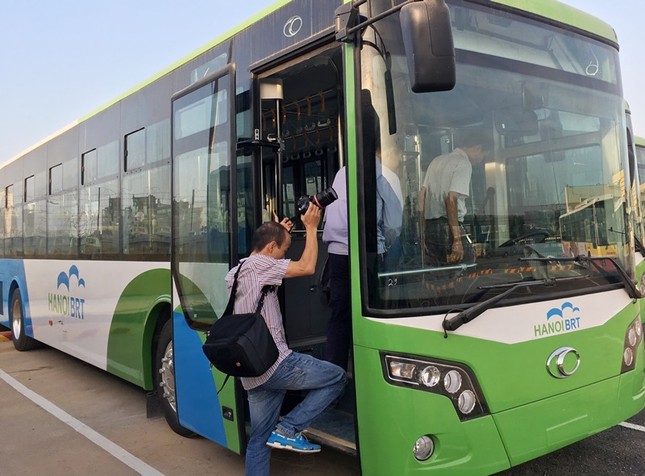 Quét mã 'QR' thay tiền mặt khi đi xe buýt nhanh BRT ảnh 1