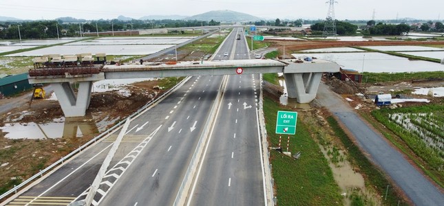 Ngổn ngang, tai nạn tại công trường nút giao cao tốc Bắc-Nam ảnh 1