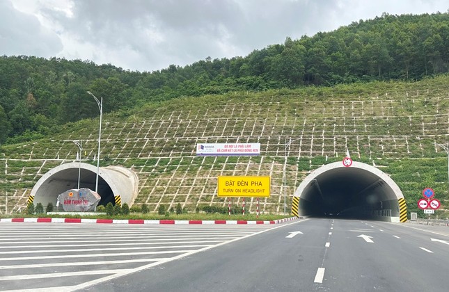 Hầm trên cao tốc Mai Sơn - QL45 tối om vì cắt điện luân phiên ảnh 2