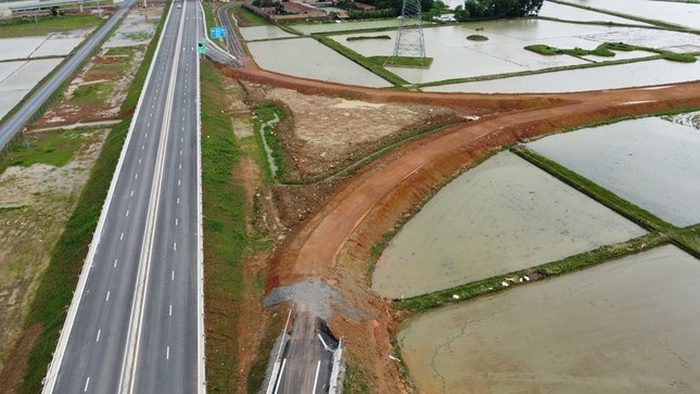 Ngổn ngang, tai nạn tại công trường nút giao cao tốc Bắc-Nam ảnh 6