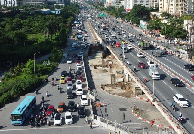 Nút giao Mai Dịch ùn tắc kéo dài do mở rộng rào chắn thi công ảnh 3