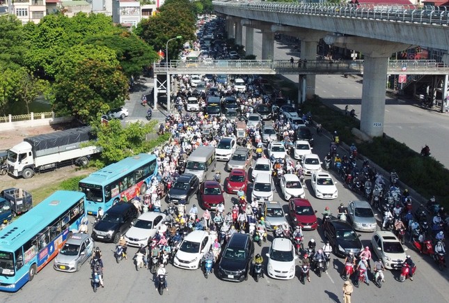 Nút giao Mai Dịch ùn tắc kéo dài do mở rộng rào chắn thi công ảnh 6