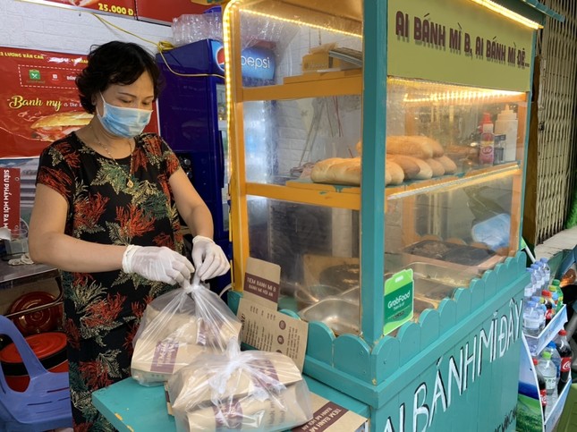 Không cầm tiền mặt, “vô tư” xài thẻ từ vỉa hè? ảnh 1