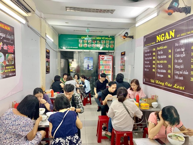 Không cầm tiền mặt, “vô tư” xài thẻ từ vỉa hè? ảnh 2