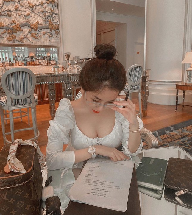 Khi bạn đang bận lên mạng tán dóc mỗi ngày, nhiều gái đẹp đã có nhà có xe từ năm 19 tuổi - Ảnh 9. Khi bạn đang bận lên mạng tán dóc mỗi ngày, nhiều gái đẹp đã có nhà có xe từ năm 19 tuổi - Ảnh 9.