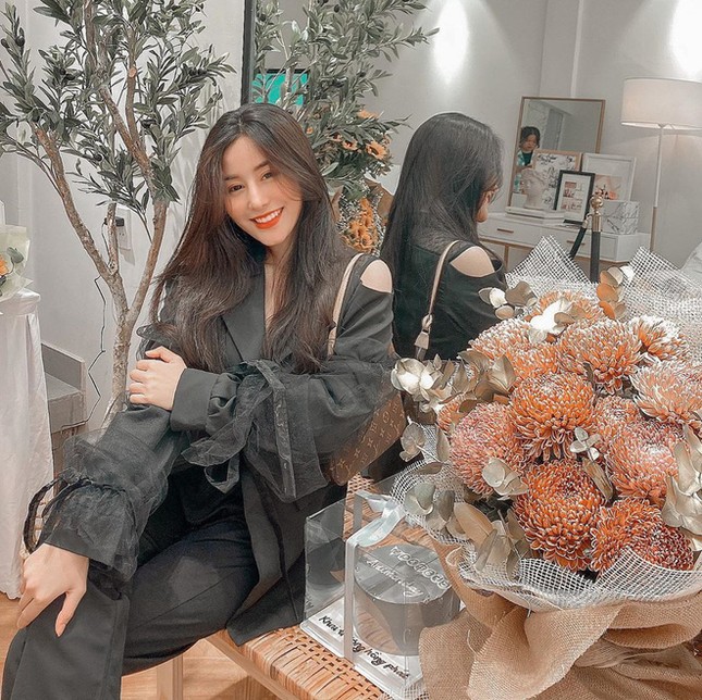 Khi bạn đang bận lên mạng tán dóc mỗi ngày, nhiều gái đẹp đã có nhà có xe từ năm 19 tuổi - Ảnh 7. Khi bạn đang bận lên mạng tán dóc mỗi ngày, nhiều gái đẹp đã có nhà có xe từ năm 19 tuổi - Ảnh 7.