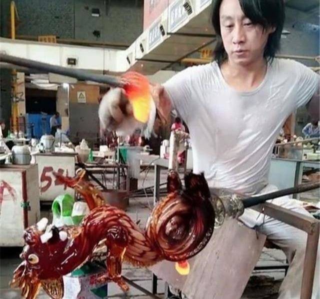 Nghệ nhân 38 tuổi gây chú ý toàn thế giới với 20 năm bên “lò luyện thần thú“ ảnh 8