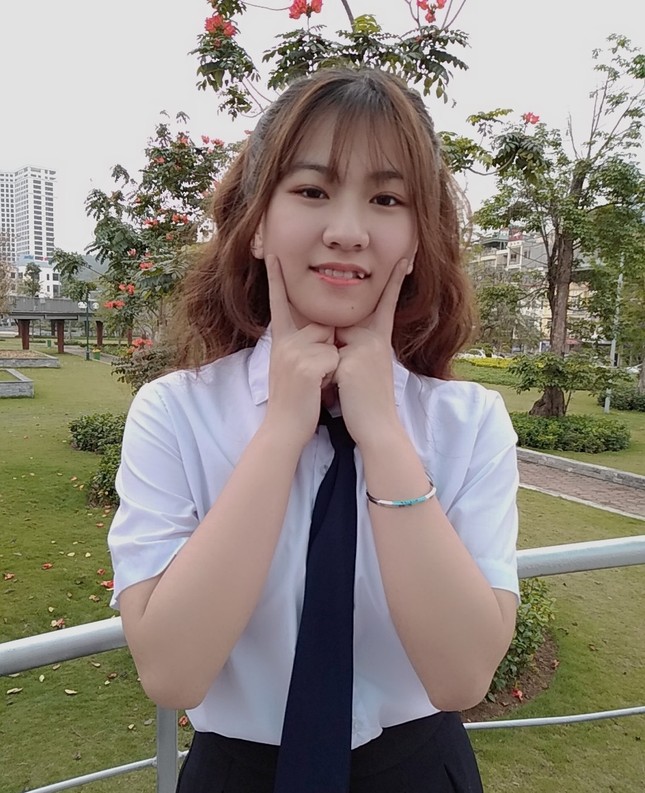 Nữ sinh 17 tuổi sắp tốt nghiệp đại học nhờ tăng cường học online ảnh 1