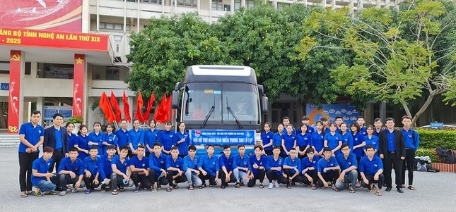 150 Sinh viên Nghệ An hỗ trợ nhân dân Hà Tĩnh khắc phục hậu quả sau mưa lũ ảnh 1