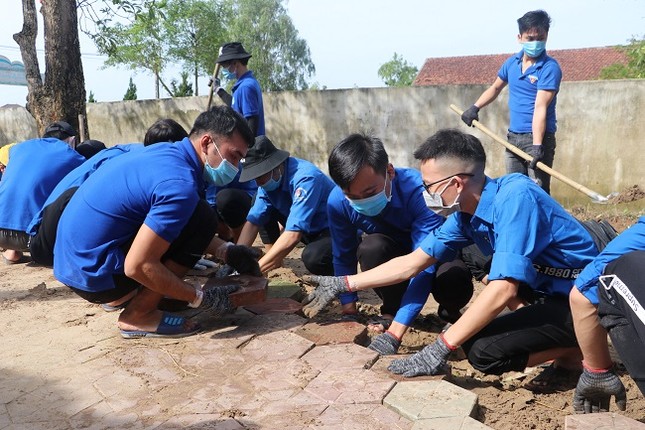 150 Sinh viên Nghệ An hỗ trợ nhân dân Hà Tĩnh khắc phục hậu quả sau mưa lũ ảnh 2
