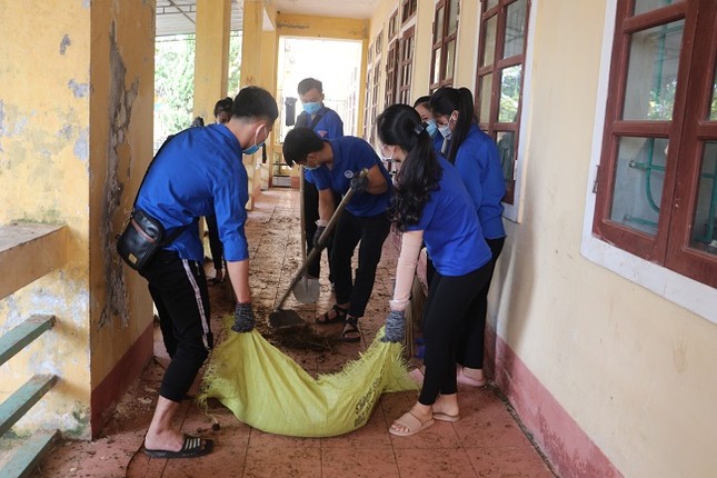 150 Sinh viên Nghệ An hỗ trợ nhân dân Hà Tĩnh khắc phục hậu quả sau mưa lũ ảnh 4
