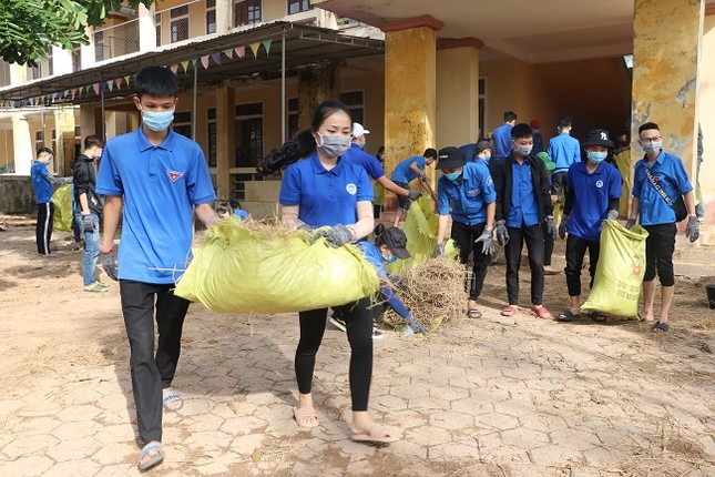 150 Sinh viên Nghệ An hỗ trợ nhân dân Hà Tĩnh khắc phục hậu quả sau mưa lũ ảnh 5