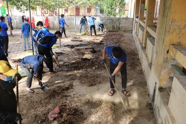 150 Sinh viên Nghệ An hỗ trợ nhân dân Hà Tĩnh khắc phục hậu quả sau mưa lũ ảnh 3